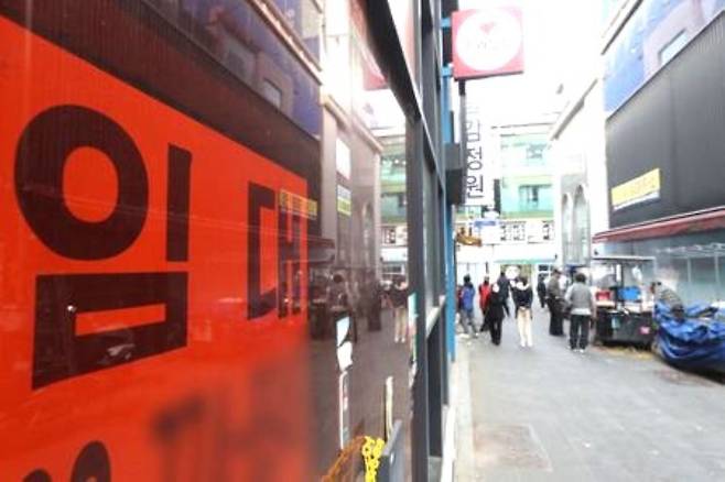 고금리와 경기침체의 여파로 임차인을 찾지 못한 빈 상가들이 늘고 있다. 이 가운데 일부는 은행 대출을 갚지 못해 시장에 매물로 나오고 있다. 사진은 지난 3월 4일 서울 중구 명동에 임대 안내문이 붙은 상가./뉴스1
