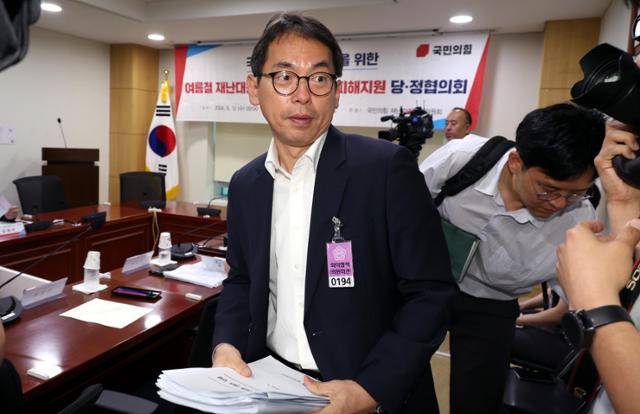 박형배 행정안전부 자연재난대응국 국장이 12일 오전 서울 여의도 국회 의원회관에서 열린 국민의힘 재난안전특위의 '여름철 재난대응 및 북한 오물풍선 피해지원' 당정회의 참석 중 지진 대응 관련 현장으로 출발하고 있다. 뉴시스