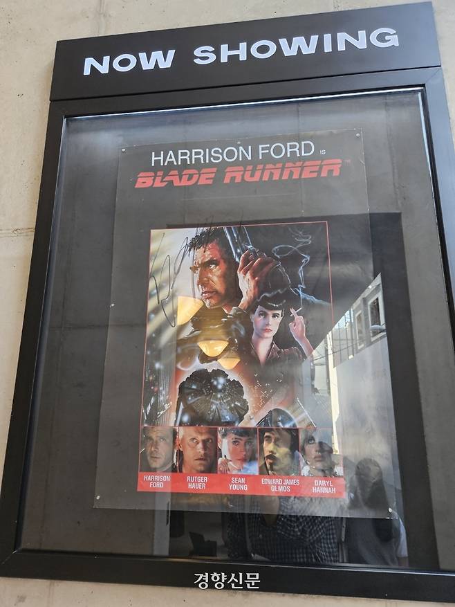 매표소 옆에는 그날의 상영작 포스터가 붙어 있다. 최민지 기자