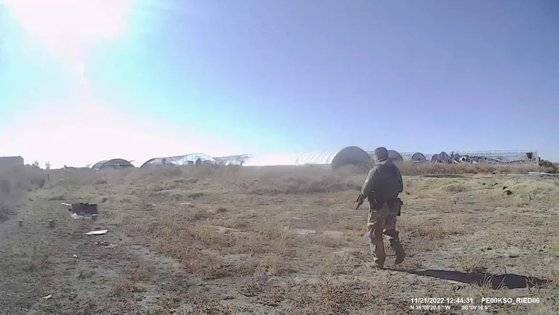 2022년 11월 미국 오클라호마주 마약단속국 요원이 중국인 4명이 총에 맞아 사망한 킹피셔 카운티 소재 대마초 농장에서 목격자와 생존자를 수색하고 있다. 프로퍼블리카=킹피셔 카운티 보안관부