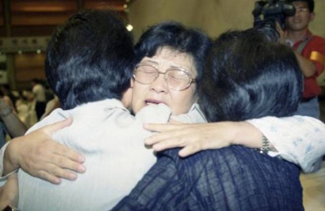 2000년 8월15일 남북공동성명에 따라 이산가족 상봉이 이뤄졌다./사진=e영상역사관