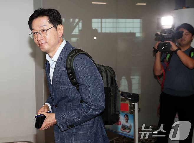 김경수 전 경남도지사가 14일 오전 인천국제공항 2터미널에서 런던으로 출국하며 지인들에게 작별 인사를 하고 있다. 2024.6.14/뉴스1 ⓒ News1 오대일 기자