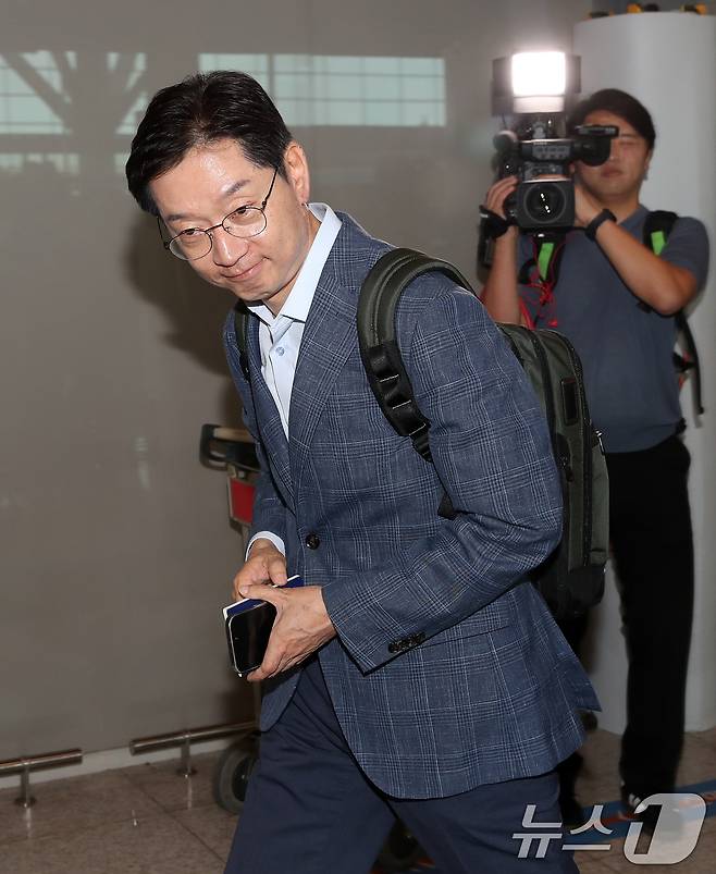 김경수 전 경남도지사가 14일 오전 인천국제공항 2터미널에서 런던으로 출국하며 지인들에게 작별 인사를 하고 있다. 2024.6.14/뉴스1 ⓒ News1 오대일 기자