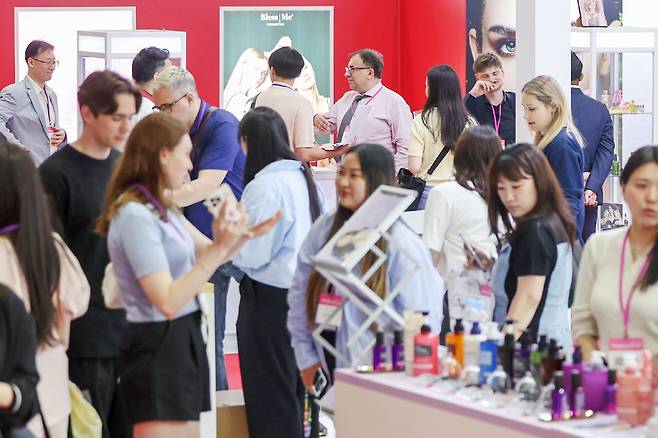 지난달 29일 오후 서울 강남구 코엑스에서 열린 '2024 서울국제화장품·미용산업박람회(코스모뷰티서울)·국제건강산업박람회(헬스&뷰티위크)'를 찾은 관람객들이 피부 분석기를 체험하고 있다. /뉴스1