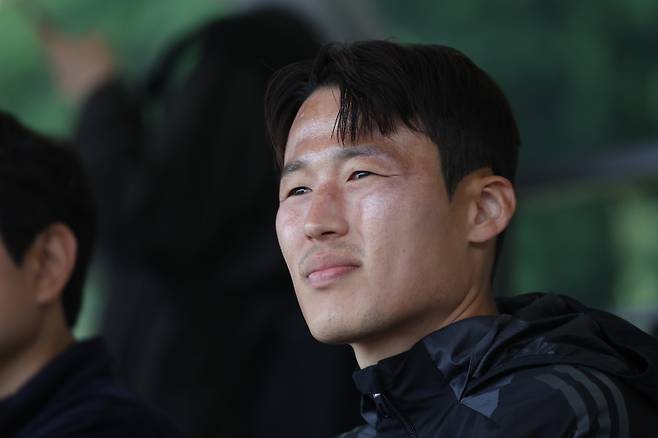 <yonhap photo-5571=""> 경기 지켜보는 손준호 (서울=연합뉴스) 박동주 기자 = 건융FC 손준호가 26일 오후 서울 강남세곡체육공원에서 열린 K5리그 건융FC와 벽산플레이어스의 경기를 지켜보고 있다. 2024.5.26 pdj6635@yna.co.kr/2024-05-26 17:39:44/ <저작권자 ⓒ 1980-2024 ㈜연합뉴스. 무단 전재 재배포 금지, AI 학습 및 활용 금지></yonhap>