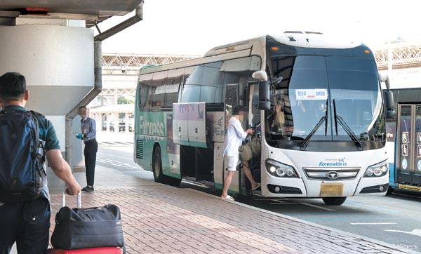 부산 김해국제공항과 부산 도심을 연결하는 리무진(공항버스)의 운영이 중단될 위기에 놓였다. 13일 김해공항 국제선청사 앞에서 승객이 공항버스를 타는 모습. 전민철 기자