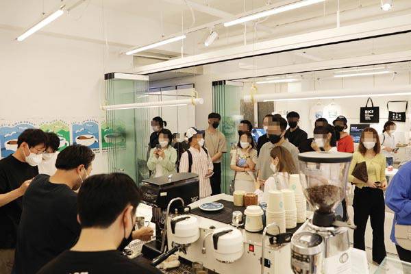 유동 인구가 적은 거리를 활성화하자는 의도로 성수가 아닌 이대 앞에서 열린 부산커피위크 팝업. ⓒ 프로젝트 렌트