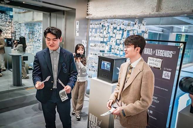 ‘구마유시’ 이민형과 ‘페이커’ 이상혁. LCK