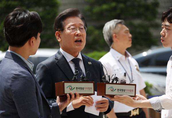 ▲이재명 더불어민주당 대표가 14일 서울 서초동 서울중앙지법에서 열리는 공직선거법 관련 재판에 출석하기에 앞서 취재진 앞에서 입장을 말하고 있다. ⓒ연합뉴스