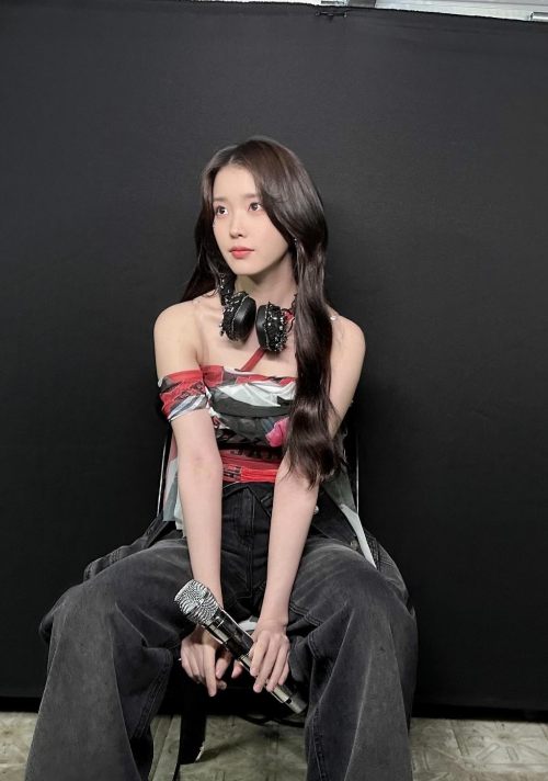 아이유는 또렷한 눈망울과 러블리한 웨이브 헤어, 직각 어깨와 여리여리한 쇄골이 돋보이는 룩을 선보였다. 사진=아이유 SNS