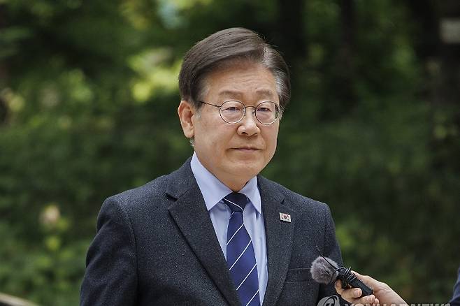 쌍방울 대북송금 관련 발언 듣는 이재명 대표 (서울=연합뉴스) 김주성 기자 = 더불어민주당 이재명 대표가 12일 오전 서울 여의도 국회에서 열린 최고위원회의에서 장경태 최고위원의 쌍방울 대북송금과 관련한 발언을 들으며 영상을 보고 있다. 이날 검찰은 더불어민주당 이재명 대표를 쌍방울 대북송금과 관련한 제3자뇌물 혐의 등으로 불구속 기소했다. 2024.6.12 utzza@yna.co.kr (끝) 연합뉴스