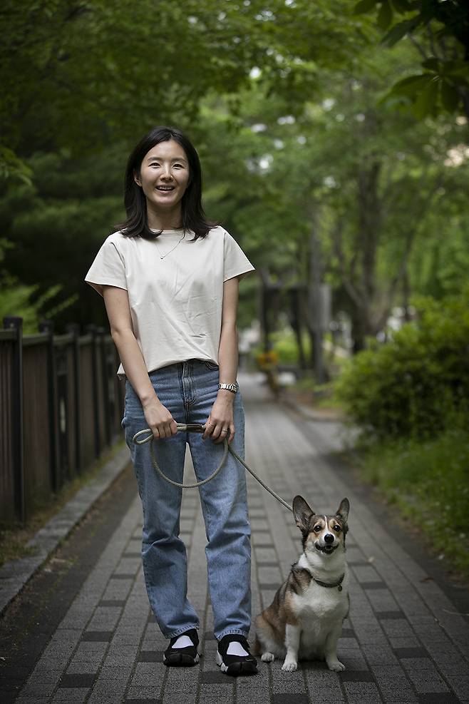 결혼 7년 차 무자녀인 이혜인씨. 주로 재택근무를 하는 그는 강아지 토리와 점심시간을 이용해 산책한다. 이씨는 유아차를 끌고 산책하는 여성이 많은 신도시에서 종종 자신이 이방인처럼 느껴진다고 했다. ⓒ시사IN 이명익