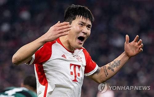 바이에른 뮌헨은 14일 구단 공식 홈페이지를 통해 일본 수비수 이토 히로키와 2028년 6월 30일까지 계약을 맺었다고 발표했다. 독일 최대 축구전문지 키커에 의하면 뮌헨은 이토 영입을 위해 슈투트가르트에 기본 이적료 341억원을 지불했다. 이적료는 옵션에 따라 최대 415억까지 상승할 수 있다. 이번 시즌 분데스리가 2위를 차지한 슈투트가르트 핵심 수비수 이토가 뮌헨에 합류하면서 대한민국 센터백 김민재의 주전 경쟁은 한층 더 힘겨워질 전망이다. 연합뉴스