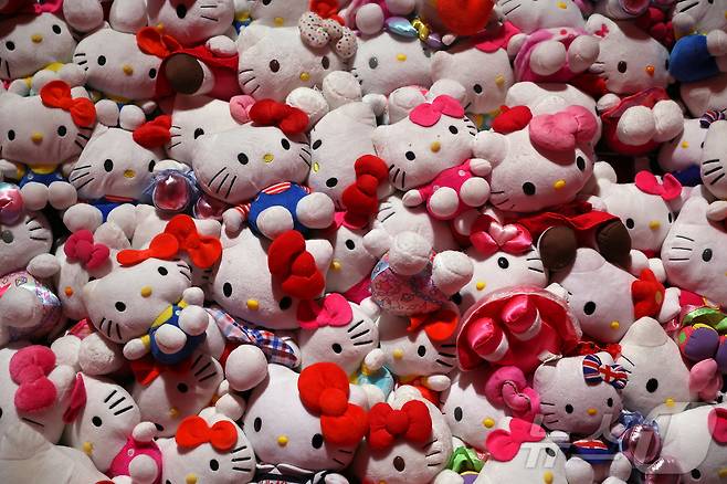 영국 런던 서머싯 하우스에서 헬로 키티 피규어 전시회가 열리고 있다. 2024.02.05/ ⓒ 로이터=뉴스1 ⓒ News1 권진영 기자
