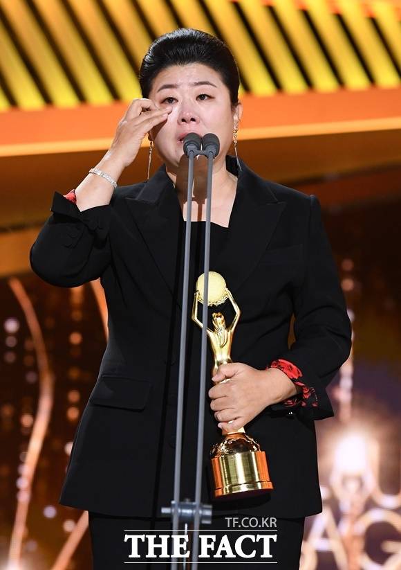 배우 이정은은 제40회 청룡영화상에서 영화 '기생충'으로 여우조연상을 수상했다. /뉴시스