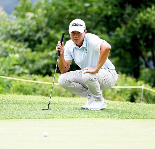 2024년 한국프로골프(KPGA) 투어와 일본프로골프투어(JGTO)가 공동 주관하는 하나은행 인비테이셔널에 출전한 이상희 프로가 2라운드에서 경기하는 모습이다. 사진제공=KPGA