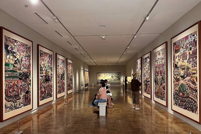 서울 중구 국립현대미술관 덕수궁에서 자수장 최유현의 대작 ‘팔상도’를 감상하고 있는 사람들. 신지은 제공