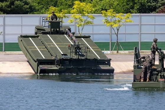 지난 12일 경기도 남양주 화도읍 육군 7공병여단 훈련장에서 열린 자주도하장비 전력화 기념식에서 한국형 자주 도하 장비 수룡(KM3)이 시범운용되고 있다. 연합뉴스