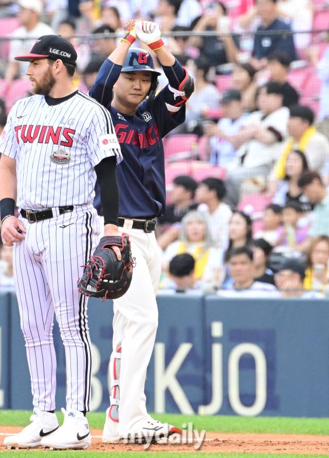 2024년 6월 14일 서울 잠실야구장에서 진행된 '2024 신한 SOL 뱅크 KBO 리그' 롯데-LG의 경기. 롯데 손주영이 1회초 엔스를 상대로 안타를 때린 뒤 세리머니를 펼치고 있다./마이데일리