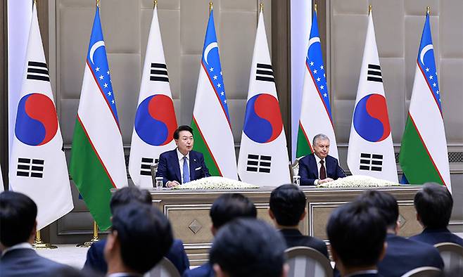 우즈베키스탄을 국빈 방문 중인 윤석열 대통령이 14일(현지시간) 우즈베키스탄 타슈켄트 대통령궁 영빈관에서 샤브카트 미르지요예프 우즈베키스탄 대통령과 한·우즈베키스탄 정상회담을 마친 뒤 공동언론발표에 참석해 발언하고 있다. 연합뉴스