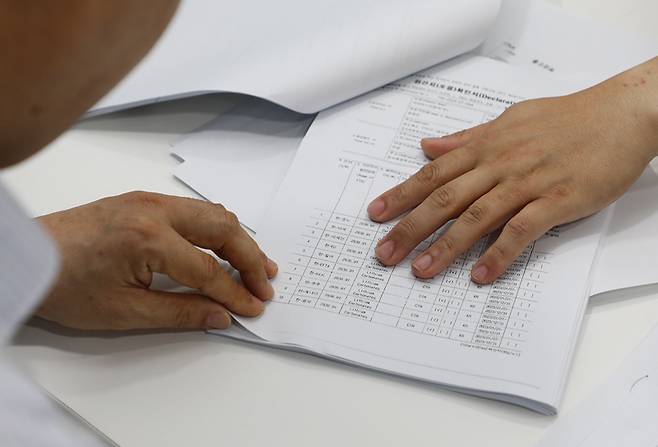 6월11일 L사 내부 관계자가 탄산리튬 부정 상환 관련 근거 자료를 제시하면서 시사저널과 인터뷰를 하고 있다. ⓒ시사저널 박정훈