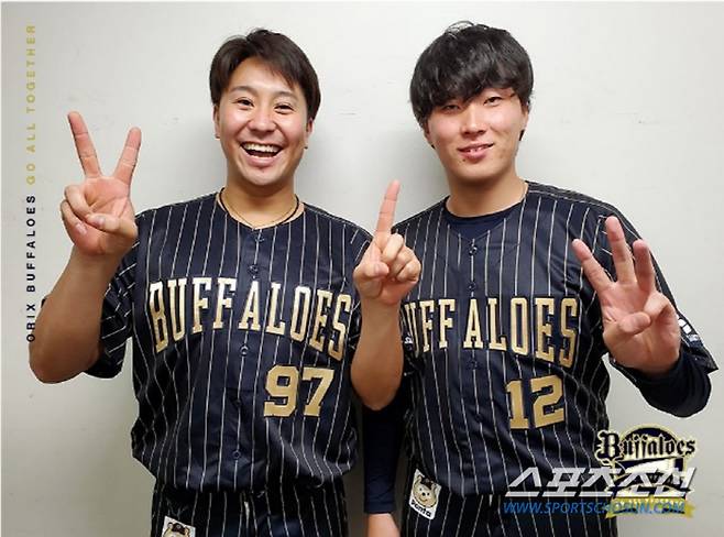 15일일 야쿠르트를 상대로 1이닝 3안타 무실점 홀드를 올린 고타지마(왼쪽)와 선발승을 거둔 아즈마. 사진캡처=오릭스 버팔로즈 SNS