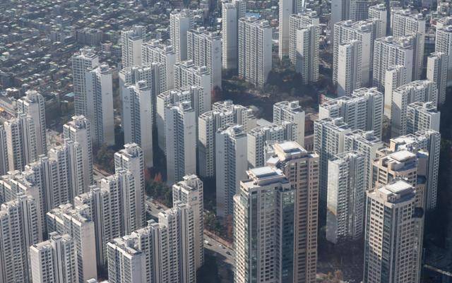 서울 송파구 롯데월드타워 전망대에서 바라본 아파트 단지. 뉴스1