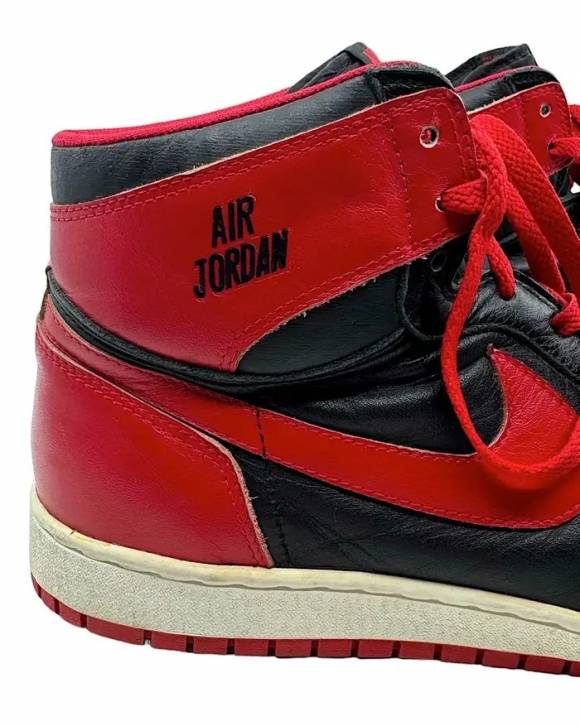 윙 로고가 없는 에어 조던 1 하이 브레드 농구화 - 에어 조던 1 하이 브레드 1984년판 시제품은 에어 조던 시리즈의 상징적인 점프맨과 윙(날개) 로고가 탄생하기 전에 만들어졌기에 발목 칼라 부분에 에어 조던이라는 글자가 새겨져 있다. / 사진=그레이 플란넬 옥션