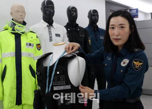 윤설화 경사가 이데일리와 인터뷰에서 사진촬영을 위해 포즈를 취하고 있다. (사진=김태형 기자)