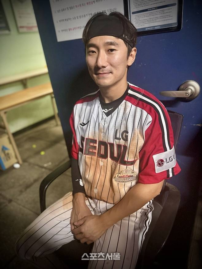 LG 신민재가 16일 잠실 롯데전에서 활약한 후 취재진과 인터뷰하고 있다. 잠실 | 윤세호기자 bng7@sportsseoul.com