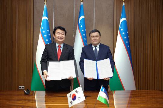 clip20240617064256 정용기(왼쪽) 한국지역난방공사 사장이 16일 미르자마무도프(오른쪽) 우즈베키스탄 에너지부 장관과 양해각서(MOU)를 체결한 뒤 기념촬영을 하고 있다. 지역난방공사 제공