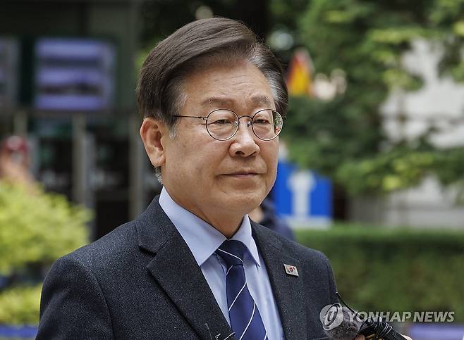 공판 향하는 이재명 민주당 대표 (서울=연합뉴스) 황광모 기자 = 더불어민주당 이재명 대표가 10일 오후 서울 서초구 서울중앙지법에서 열린 '공직선거법 재판 위증교사 혐의' 관련 1심 속행 공판에 참석하기 위해 법원 청사로 들어서고 있다. 2024.6.10 hkmpooh@yna.co.kr