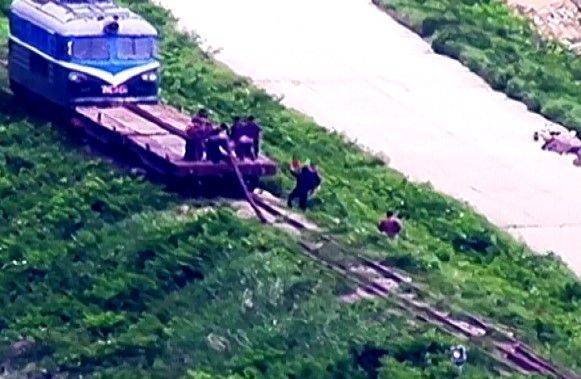 북한군이 동해쪽 철로를 제거하고 있는 모습(사진제공=합동참모본부)