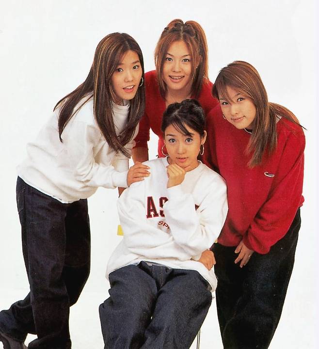 90년대 힙합 감성의 캠퍼스 룩을 링 귀걸이와 매치시킨 핑클. @finklgallery_official