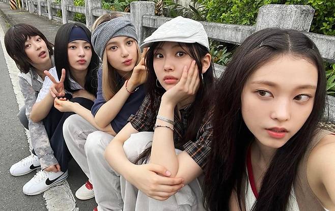 헌팅 캡과 링 귀걸이를 연출한 뉴진스 혜인의 스타일은 90년대 핑클이 즐기던 스타일이기도 하다. 뉴진스.