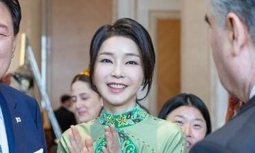 윤석열 대통령과 김건희 여사가 11일(현지시간) 투르크메니스탄 아시가바트 한 호텔에서 투르크메니스탄 국가최고지도자 겸 인민이사회 의장인 구르반굴리 베르디무하메도프 전 대통령 부부와의 친교 오찬에서 이야기를 나누고 있다. 연합뉴스