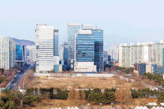서울 마포구 상암동 DMC랜드마크 부지 모습. 현재 잡초만 무성하다. 중앙포토