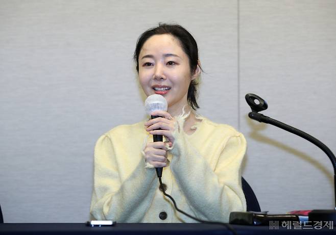 민희진 어도어 대표가 지난달 31일 오후 서울 중구 프레스센터에서 어도어 임시주주총회 관련 기자회견을 하고 있다. 민 대표가 입은 옷은 일본 브랜드 퍼버즈(Perverze)의 니트 카디건으로 추정된다. 김희량 기자