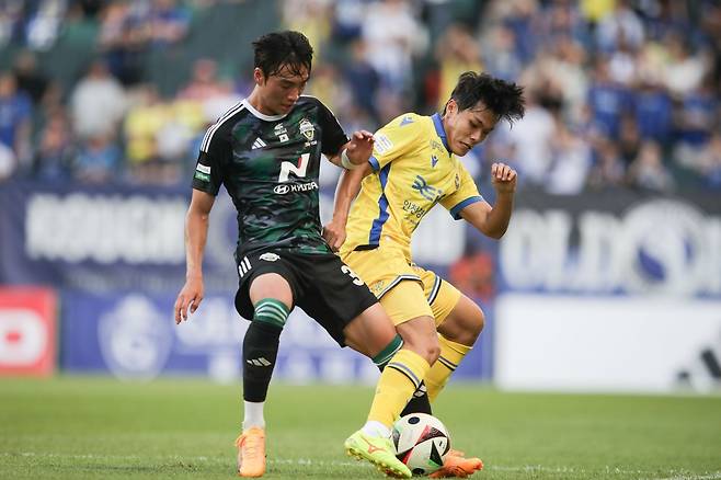 전북 전병관(왼쪽)과 인천 민경현이 16일 전주월드컵경기장에서 열린 K리그1 17라운드 경기 도중 볼을 다투고 있다. 사진제공|한국프로축구연맹