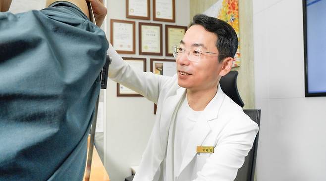 달려라병원 박재범 원장이 어깨 통증을 호소하는 환자의 어깨 운동 범위를 확인하고 있다.. 달려라병원 제공