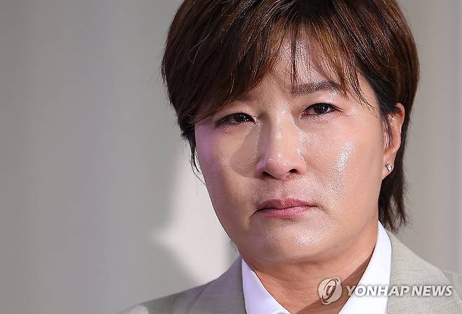 눈물 흘리는 박세리 (서울=연합뉴스) 김성민 기자 = 박세리가 18일 오후 서울 강남구 스페이스쉐어 삼성코엑스센터에서 열린 부친 박준철 씨의 사문서위조 혐의에 대한 기자회견에서 눈물을 보이고 있다. 2024..18 ksm7976@yna.co.kr