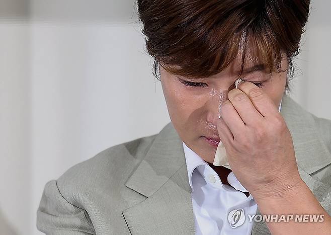 눈물 보이는 박세리 (서울=연합뉴스) 김성민 기자 = 박세리가 18일 오후 서울 강남구 스페이스쉐어 삼성코엑스센터에서 부친 박준철 씨의 사문서위조 혐의에 대한 입장을 밝히던 중 눈물을 닦고 있다. 2024.6.18 ksm7976@yna.co.kr