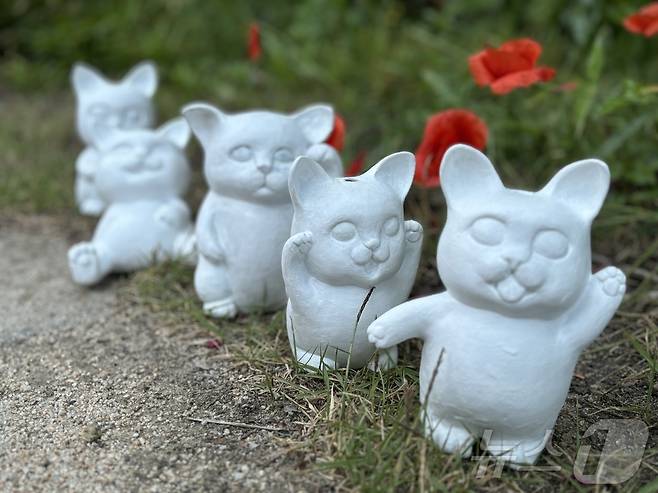 충북 충주에서 고양이를 주제로 한 미술 전시회가 열려 눈길을 끌고 있다. 사진은 고양이 언어를 표현한 조형물.(김유미 작가 제공)2024.6.19/뉴스1