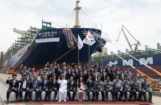 19일 한화오션 옥포조선소에서 개최된 'HMM 루비(Ruby)호' 명명식 행사에서 관계자들이 기념 촬영을 하고 있다. 사진은 임성철(왼쪽 여섯번째부터) HMM 루비호 선장, 김경배 HMM 대표이사, 김영아 여사(해양수산부 차관 부인), 이시원 해양수산부 해운물류국장, 권혁웅 한화오션 대표이사. HMM 제공