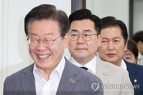 더불어민주당 이재명(왼쪽부터) 대표와 박찬대 원내대표, 정청래 최고위원이 19일 오전 서울 여의도 국회에서 열린 최고위원 회의에 참석하고 있다. 연합뉴스