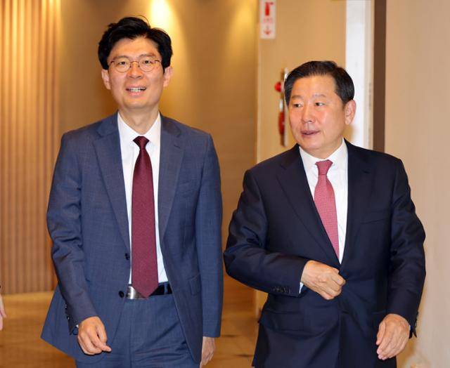 지난 4월 25일 국민의힘 이철규(오른쪽) 의원이 영입인재 낙천자들과 조찬모임을 하기 위해 서울 영등포구 여의도 한 식당으로 들어가고 있다. 연합뉴스