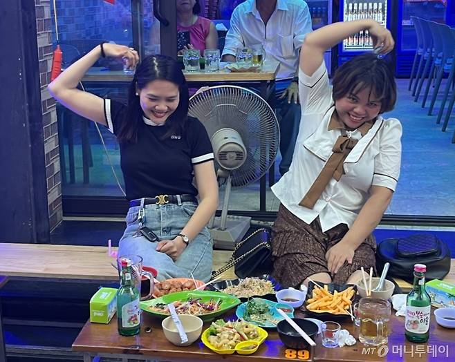 베트남 하노이 따이헨의 맥주 골목에서 현지인이 하이트진로의 과일소주를 마시는 모습./사진=유예림 기자