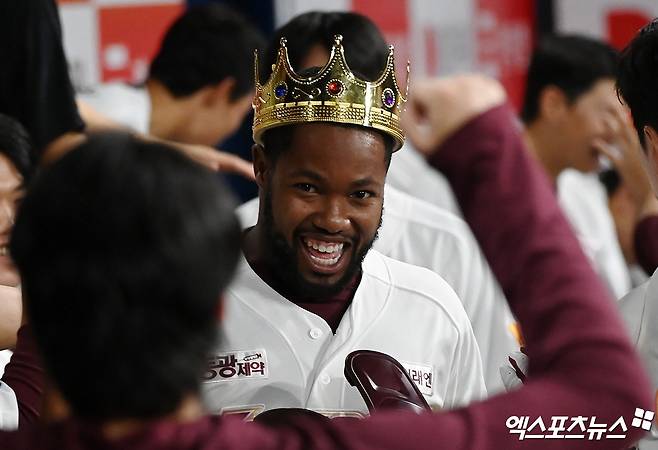 지난 4월 12일 오후 서울 구로구 고척스카이돔에서 열린 '2024 신한 SOL Bank KBO리그' 롯데 자이언츠와 키움 히어로즈의 경기, 4회말 2사 1루 키움 도슨이 투런 홈런을 날린 후 더그아웃에서 축하를 받고 있다. 엑스포츠뉴스DB