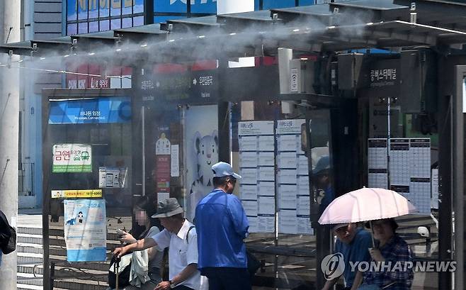 불볕더위에 가동되는 버스 승강장 쿨링포그 (강릉=연합뉴스) 유형재 기자 = 열대야가 발생하고 한낮 최고기온이 연일 30도를 훨씬 넘는 불볕더위가 이어진 18일 강원 강릉시 한 시내버스 승강장에 안개형 냉방장치(쿨링포그)가 가동되고 있다. 2024.6.18 yoo21@yna.co.kr