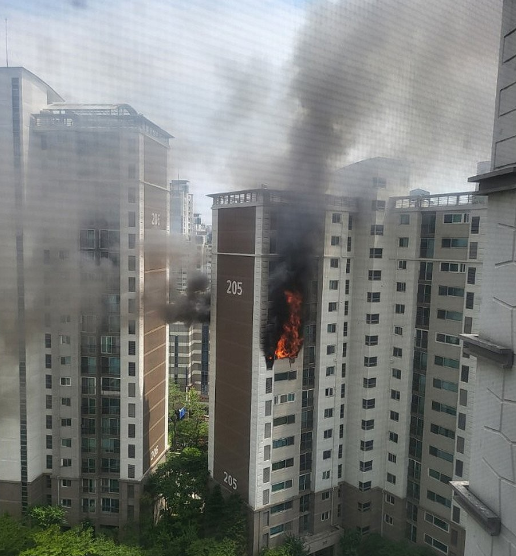 20일 오후 서울 강남구 역삼동의 한 아파트에서 불이 나 검은 연기가 치솟고 있다 ⓒ연합뉴스